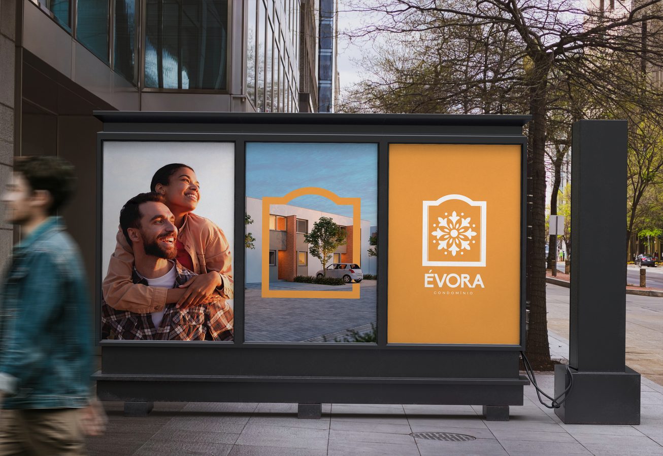 Bus shelter with three panels from the Évora campaign.